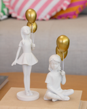 Escultura em Resina Branca Menina com balão dourado 27cm x 10cm