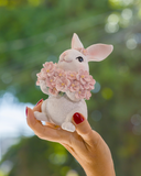 Coelho de Páscoa "Arranjo de Flores" em Resina (Branco e Rosa) 9cm x 9,5cm x 13,5cm
