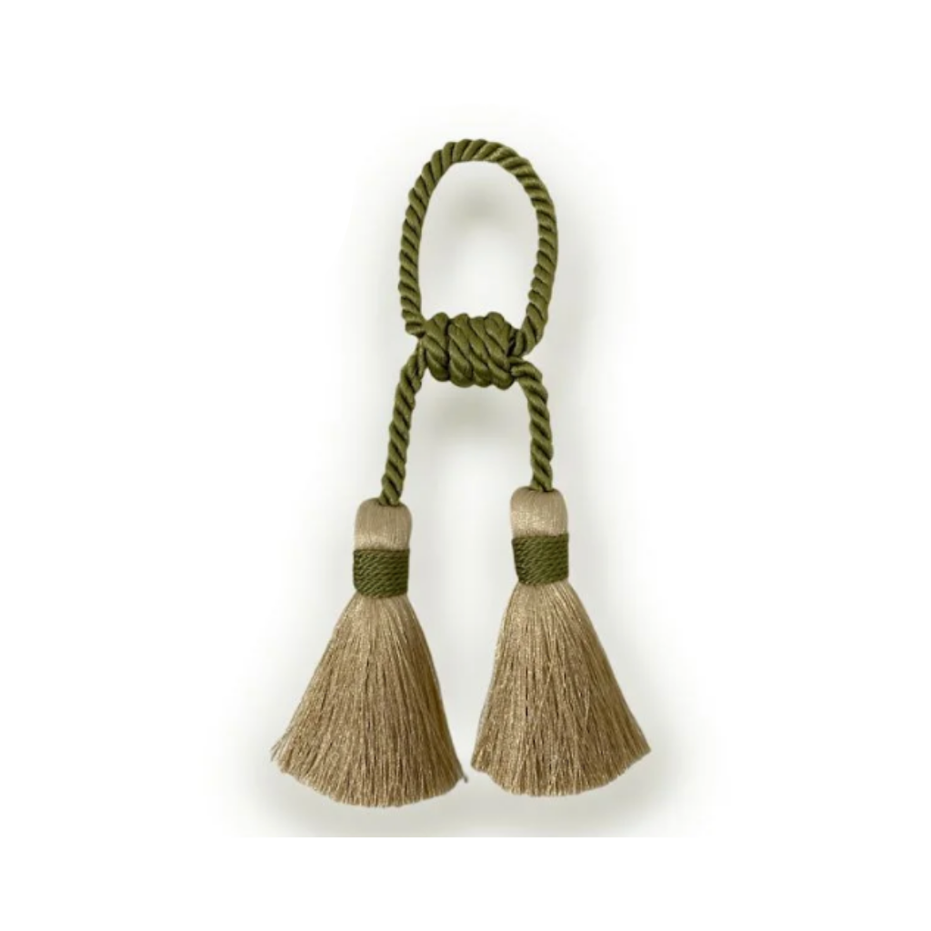 Porta-guardanapo cordão com tassel fendi com verde musgo.  Tamanho aproximado: Tassel 6cm + cordão trançado 6cm. Material do tassel e cordão: Poliéster.